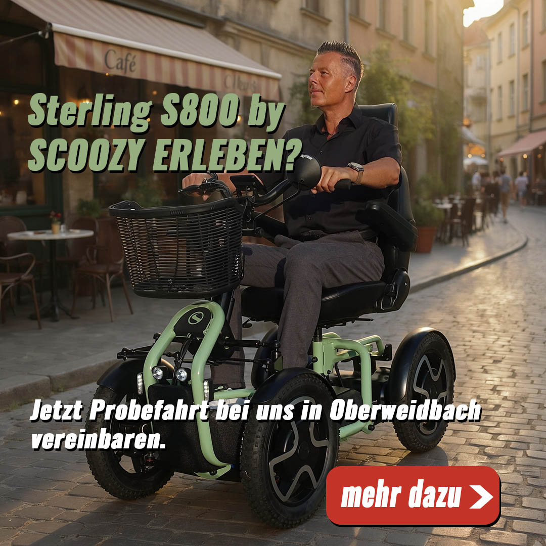 Elektromobil Sterling S800 by Scoozy fährt durch die Altstadt